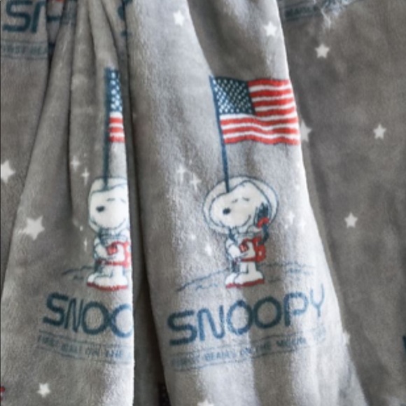 Berkshire Peanuts Snoopy In Space Throw. - Picture 2 of 6